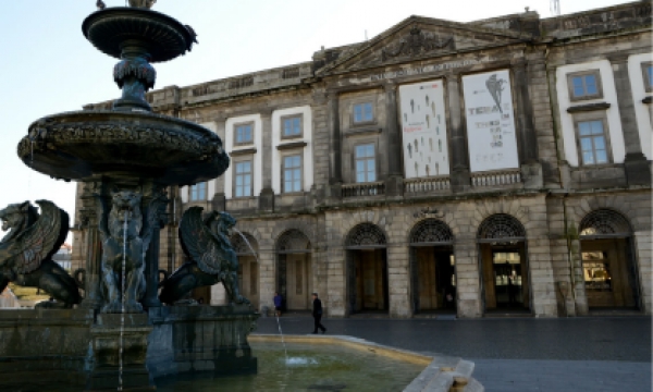 Imagem da fachada da Universidade do Porto 