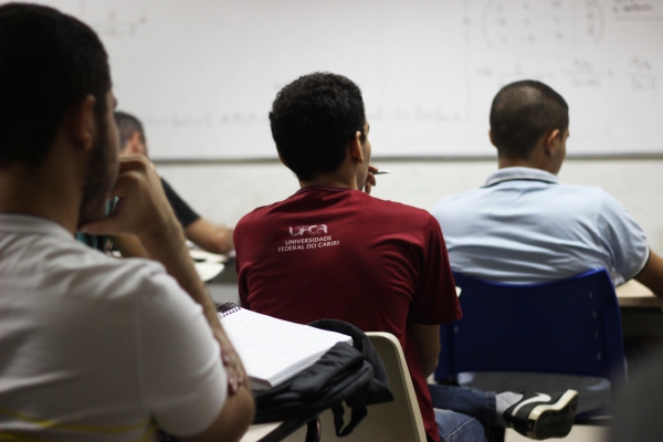 Imagem de alunos em sala e aula