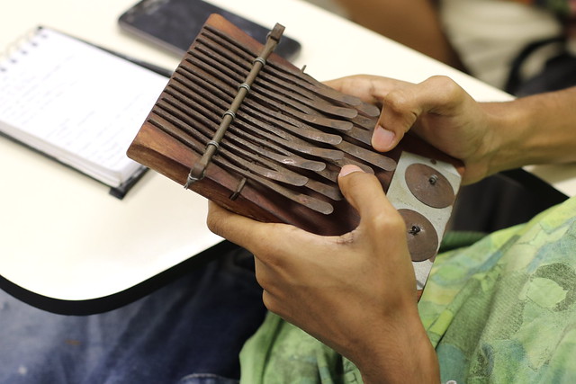 Estudante em Oficina de prática coletiva de instrumentos tradicionais africanos