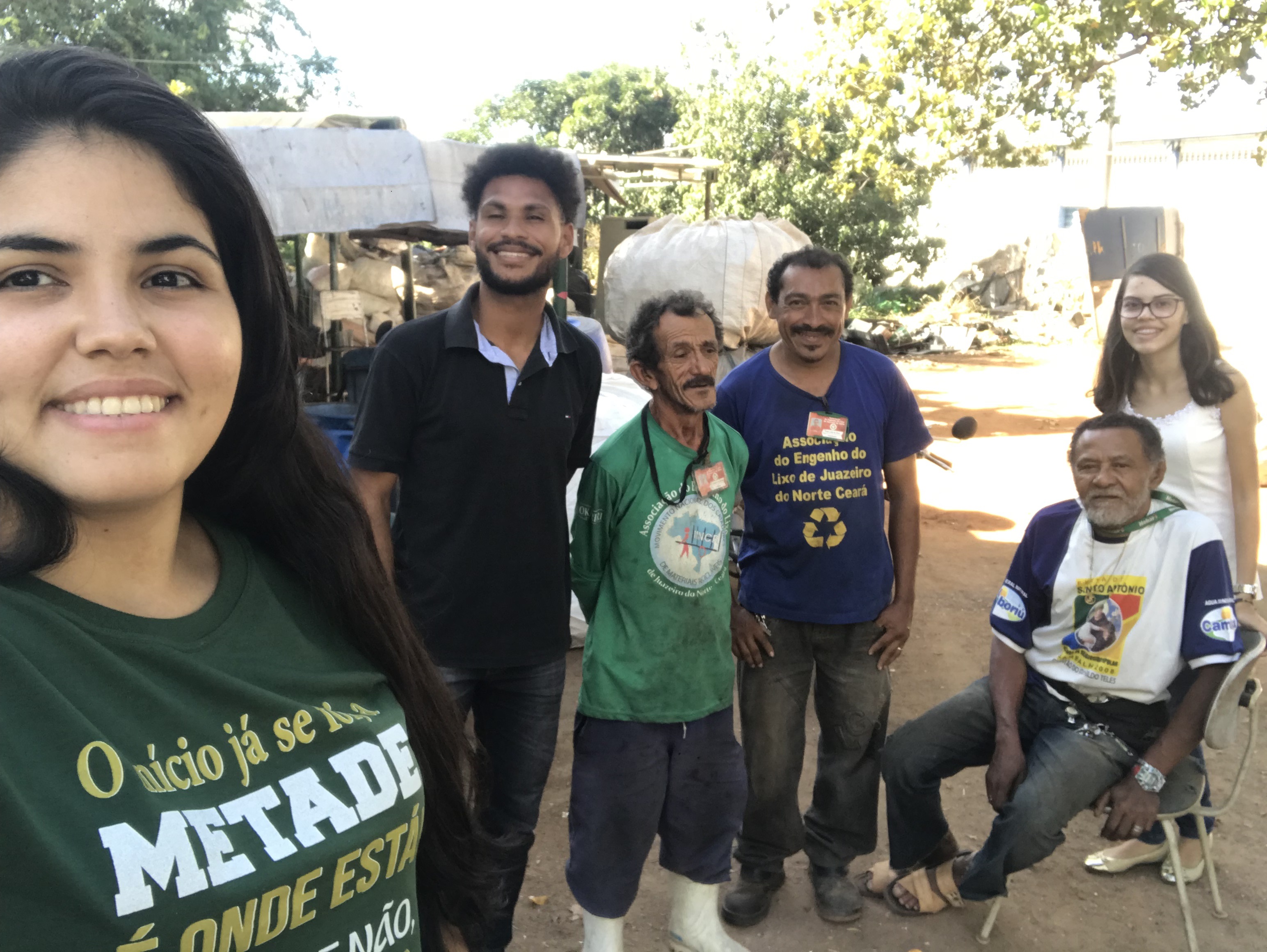 Na imagem acima se encontram três dos quatro estagiários da Coordenadoria de Gestão e Sustentabilidade, com três catadores da Associação do Engenho do Lixo, em uma visita feita no local