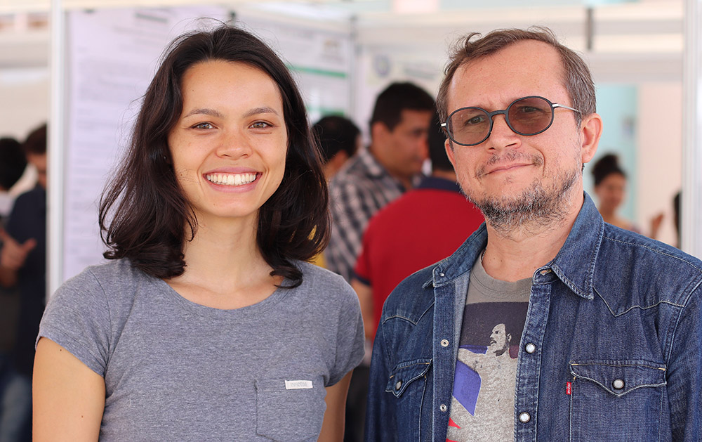 Estudante posa ao lado do orientador