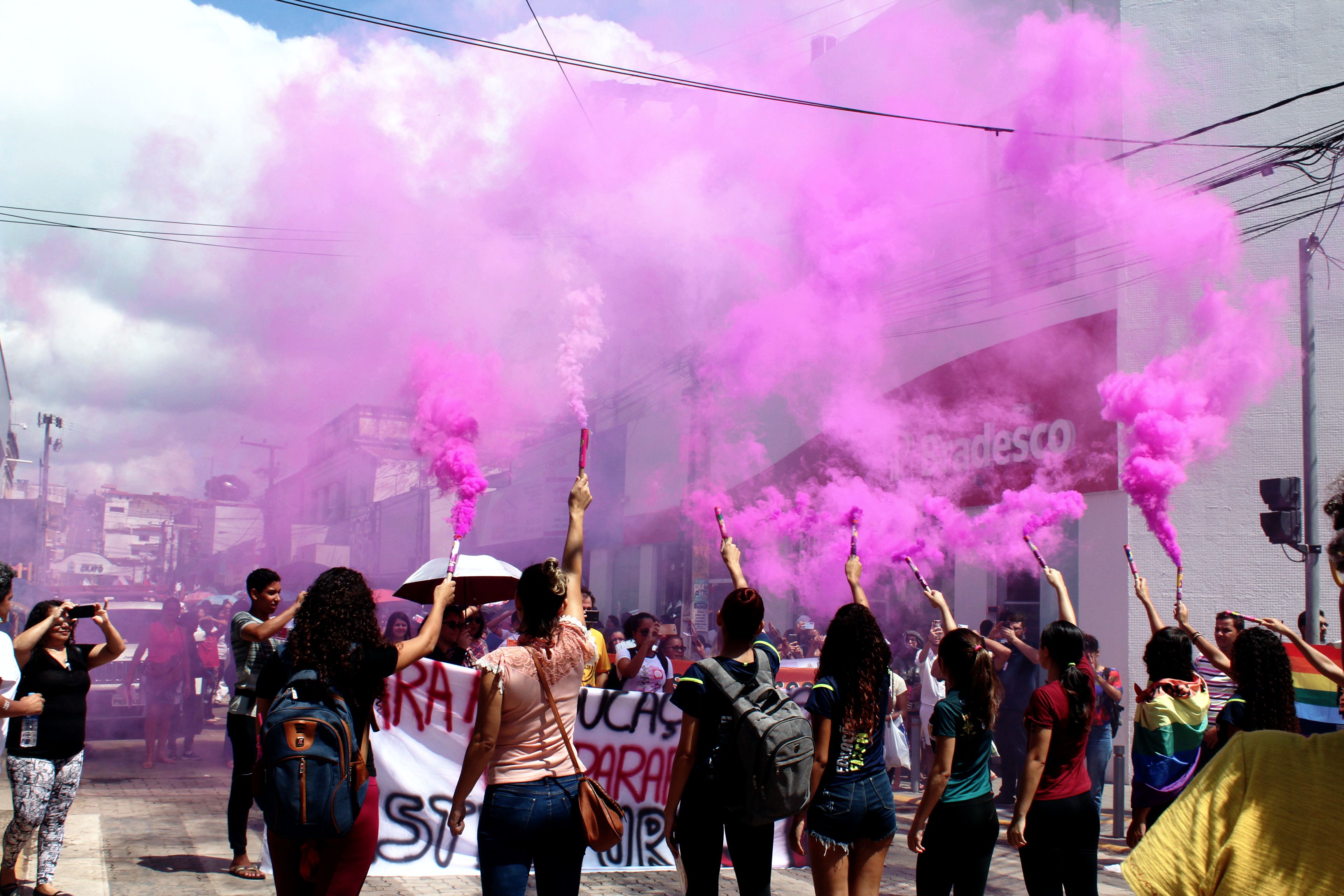 Mulheres soltam fumaça roxa em alusão a luta feminista, Marcha das mulheres 2020, Crato Ceará. Crédito: Arquivo/bárbaras.