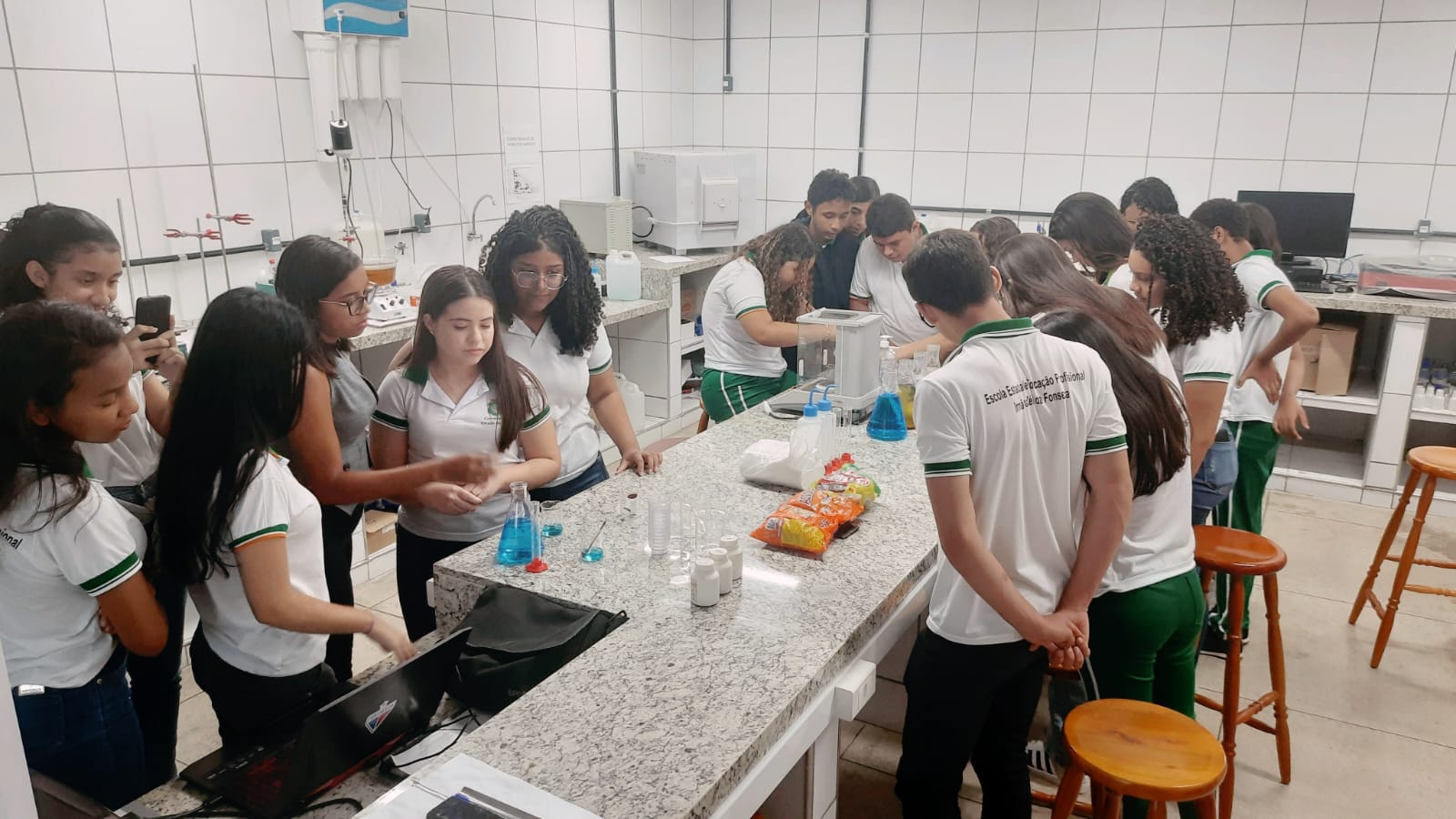 Estudantes da escola pública estão em um laboratório observando alguns experimentos