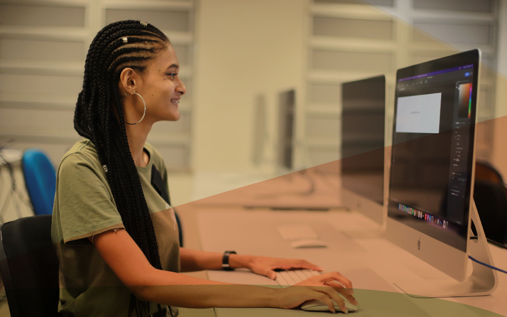 Aluna acessando o computador do laboratório de informática