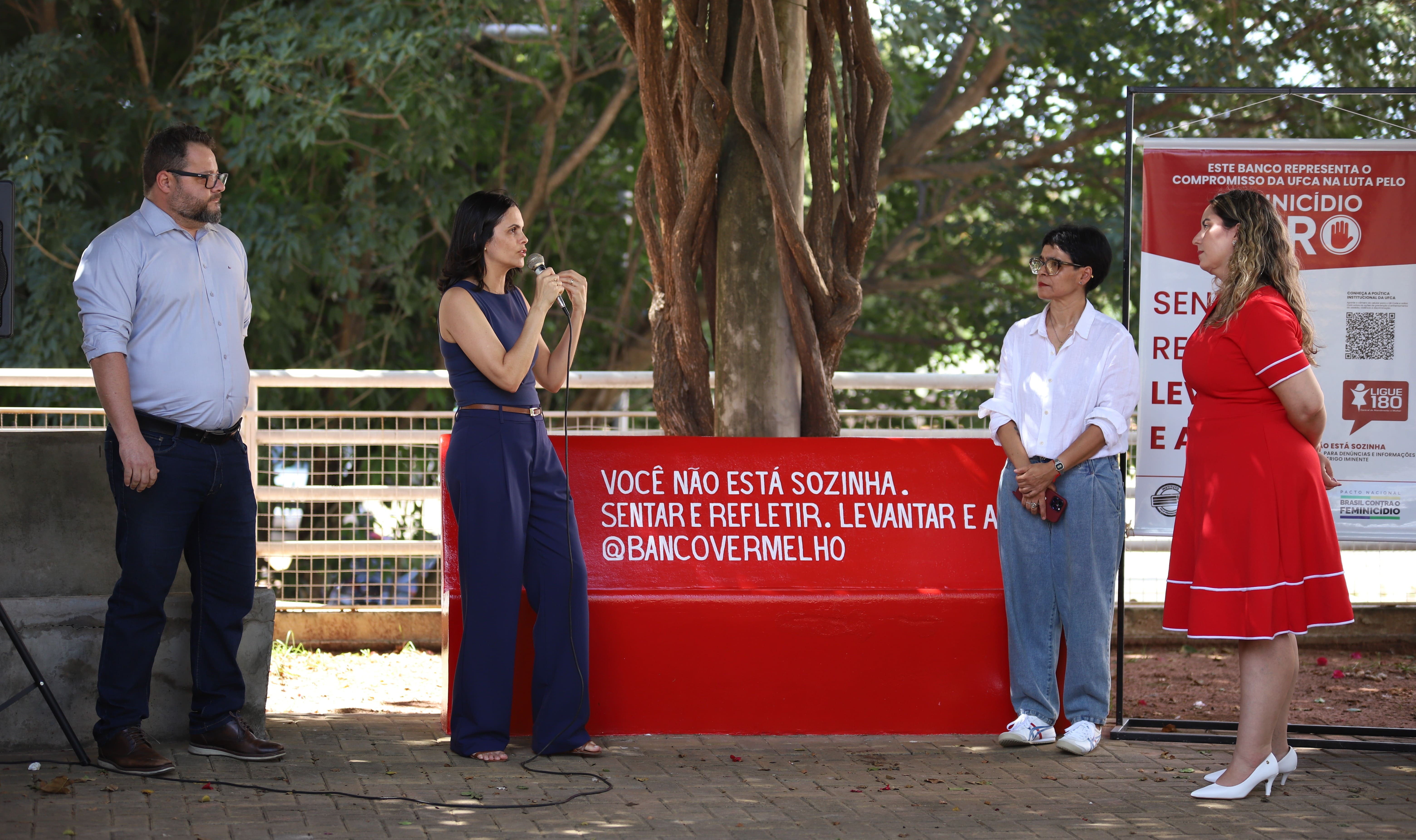Vice-reitora da UFCA, Ledjane Sobrinho, fala durante o ato de adesão da universidade à campanha Banco Vermelho, em frente ao banco instalado no campus Juazeiro do Norte.